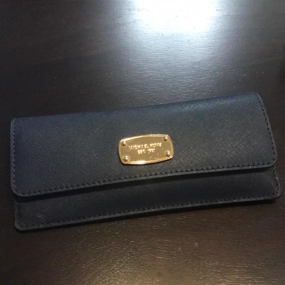 Michael Kors navy wallet - Picture 1 of 3